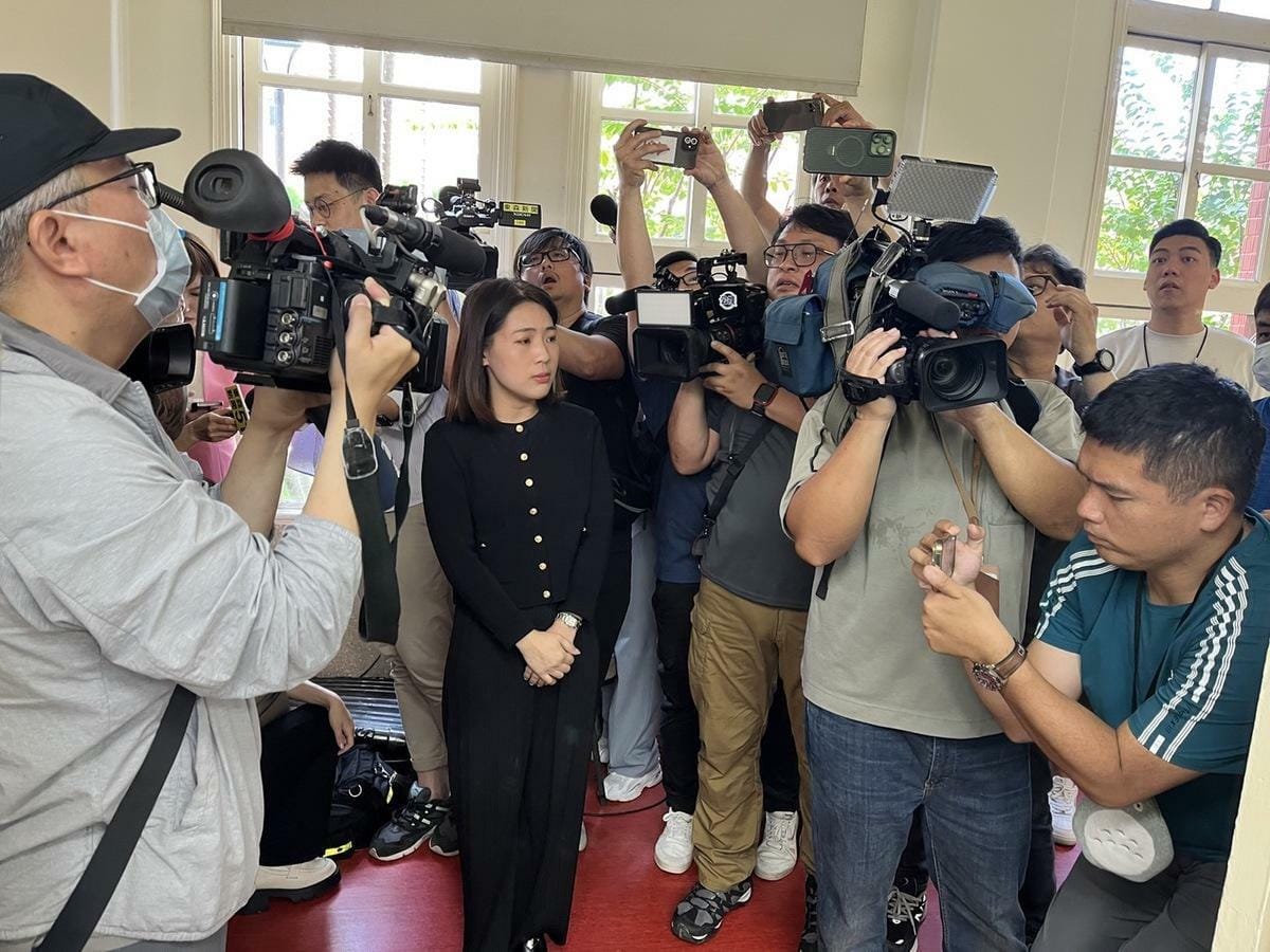 徐巧芯意外出現在民進黨團外也引起現場一陣騷動。 圖：金大鈞/攝