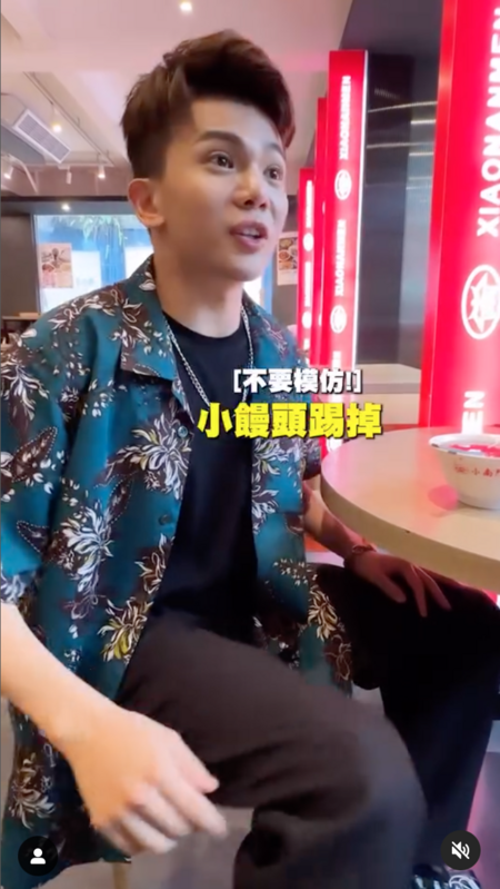 孫生先前在酒店應酬時，有酒店妹被廠商欺負，廠商不只要酒店妹罰站，還在她要坐下時故意踢走她的椅子。 圖：翻攝自孫生IG