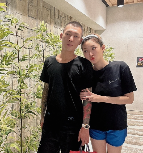 鳳梨跟秘書女友歐菈交往3年，並在今年2月登記結婚。 圖：翻攝自鳳梨IG
