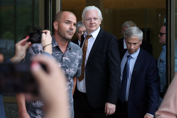 「維基解密」創辦人亞桑傑(Julian Assange)26日獲釋後離開法院。 圖：取自維基解密Ｘ