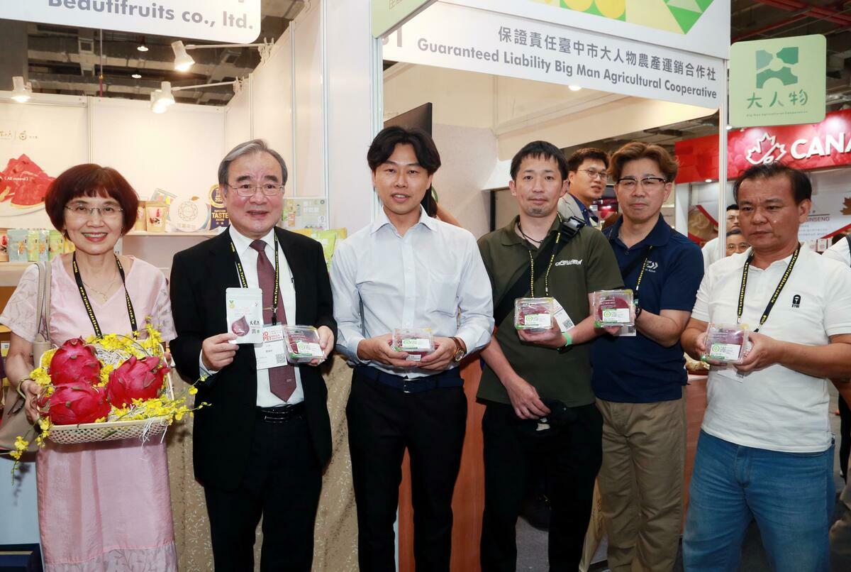 2024年台北國際食品展覽會今(26)日於南港展覽館開幕，展示台灣農產在國際市場的成就。農業部也同時宣布，經多年談判，紅肉火龍果將於7月進入日本市場。 圖：農業部／提供
