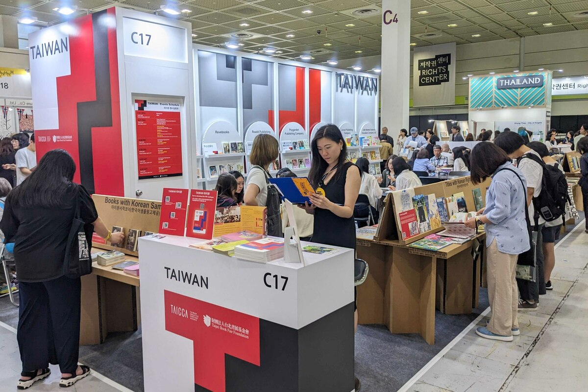 2024首爾國際書展於大會開幕中宣布 2025 年書展主題國為台灣，26 日下午由文策院與台北書展基金會共同主辦的 2024 首爾書展台灣館將舉辦開幕酒會。 圖：文策院提供