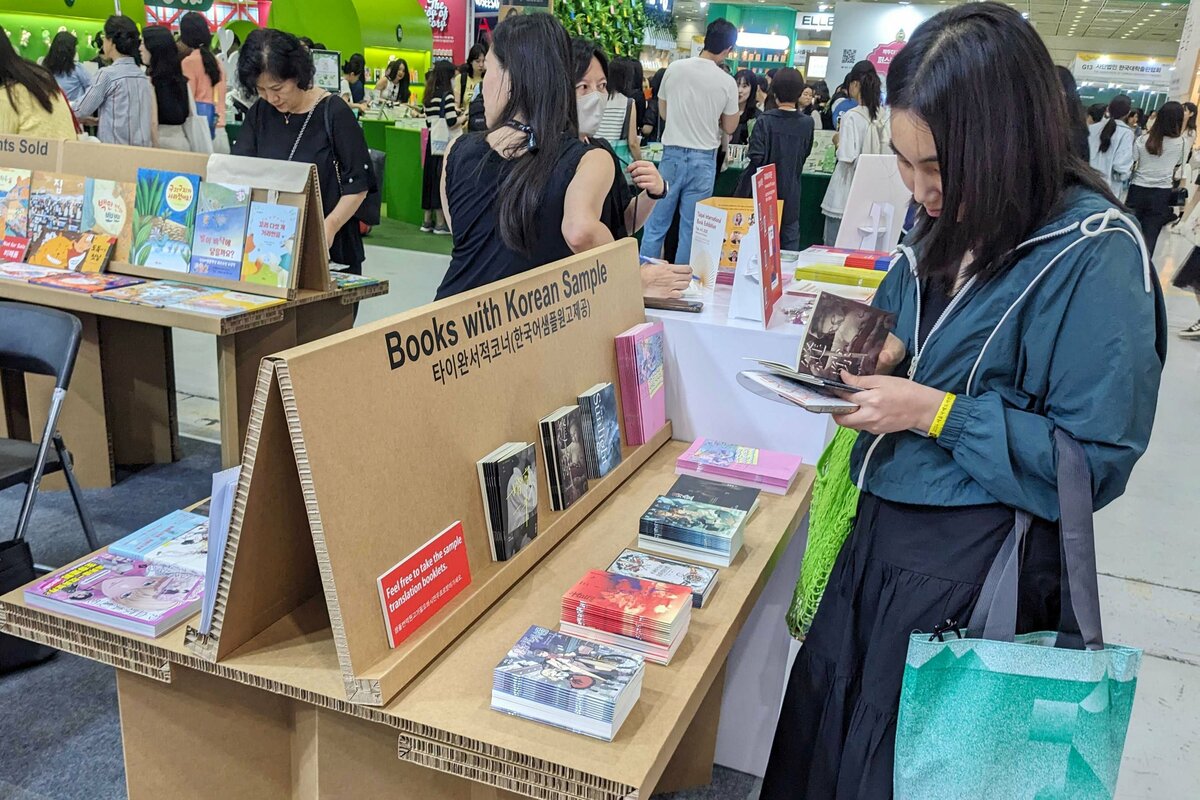 首爾書展台灣館整合韓文資源，展示專區吸引韓國出版業者和讀者目光。 圖：文策院提供