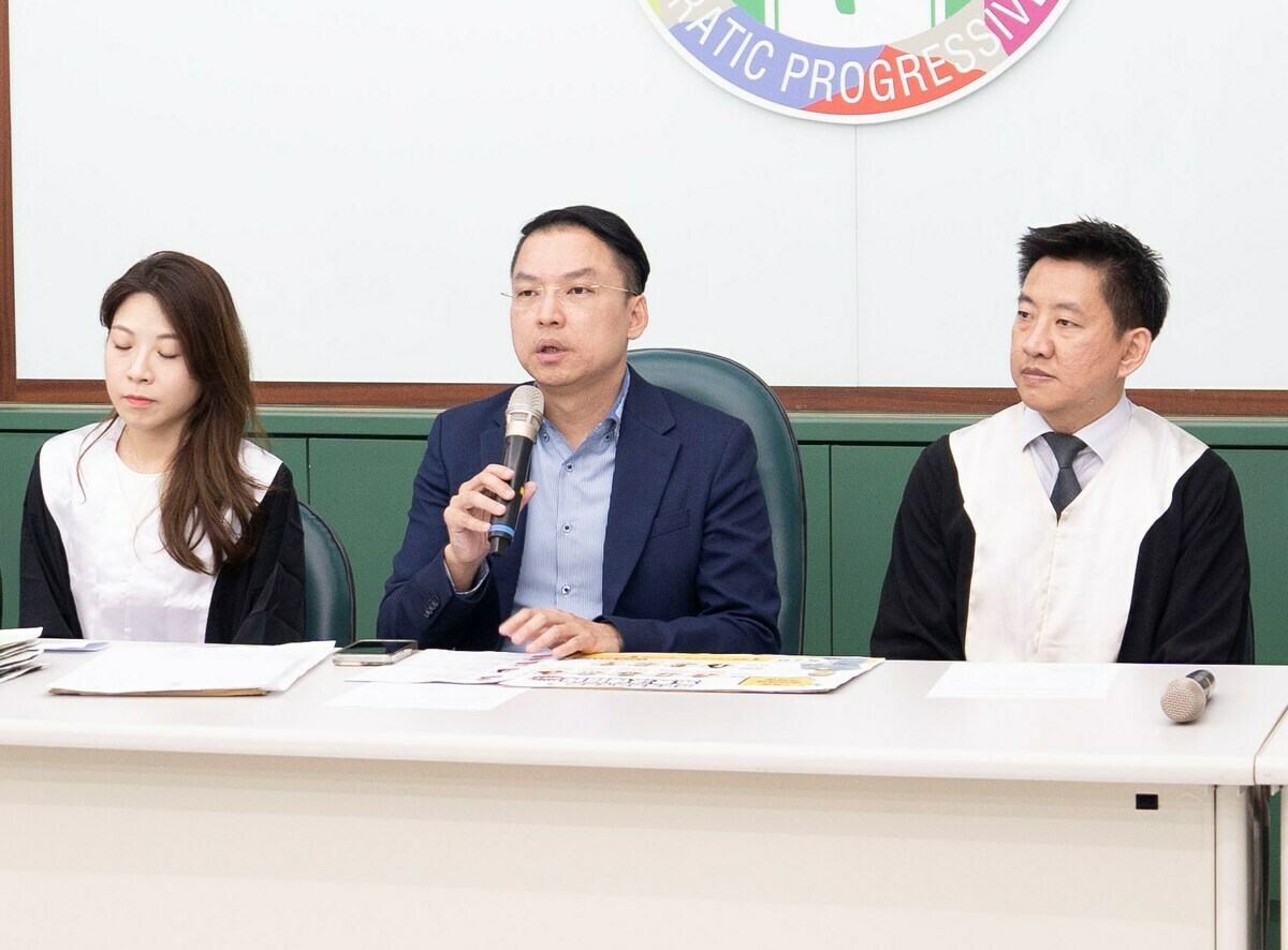 黃文益(中)宣布市黨部將於7月正式啟動兩大服務。 圖：民進黨高雄市黨部/提供