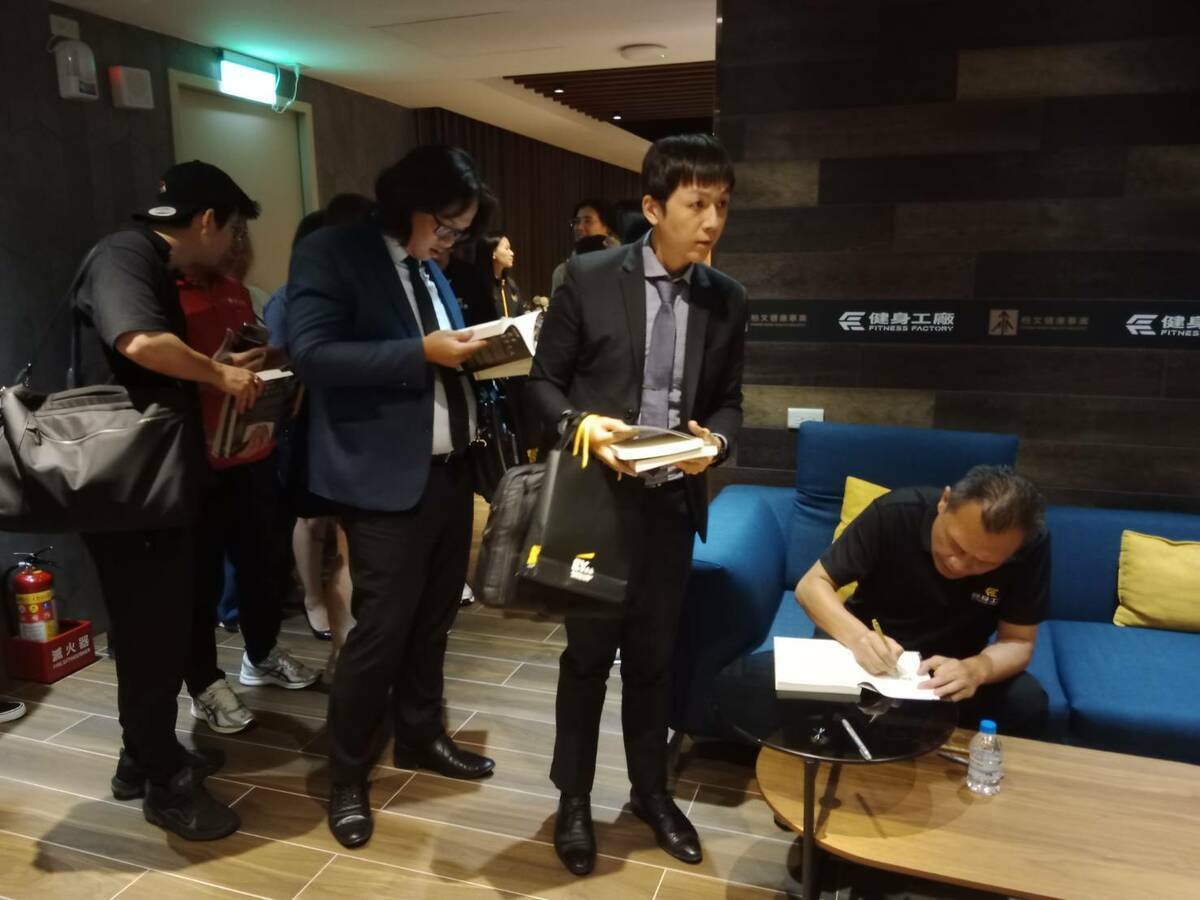 陳尚義(右一)為新書《健身工廠經營寶典》舉辦簽名會。 圖：孫家銘攝