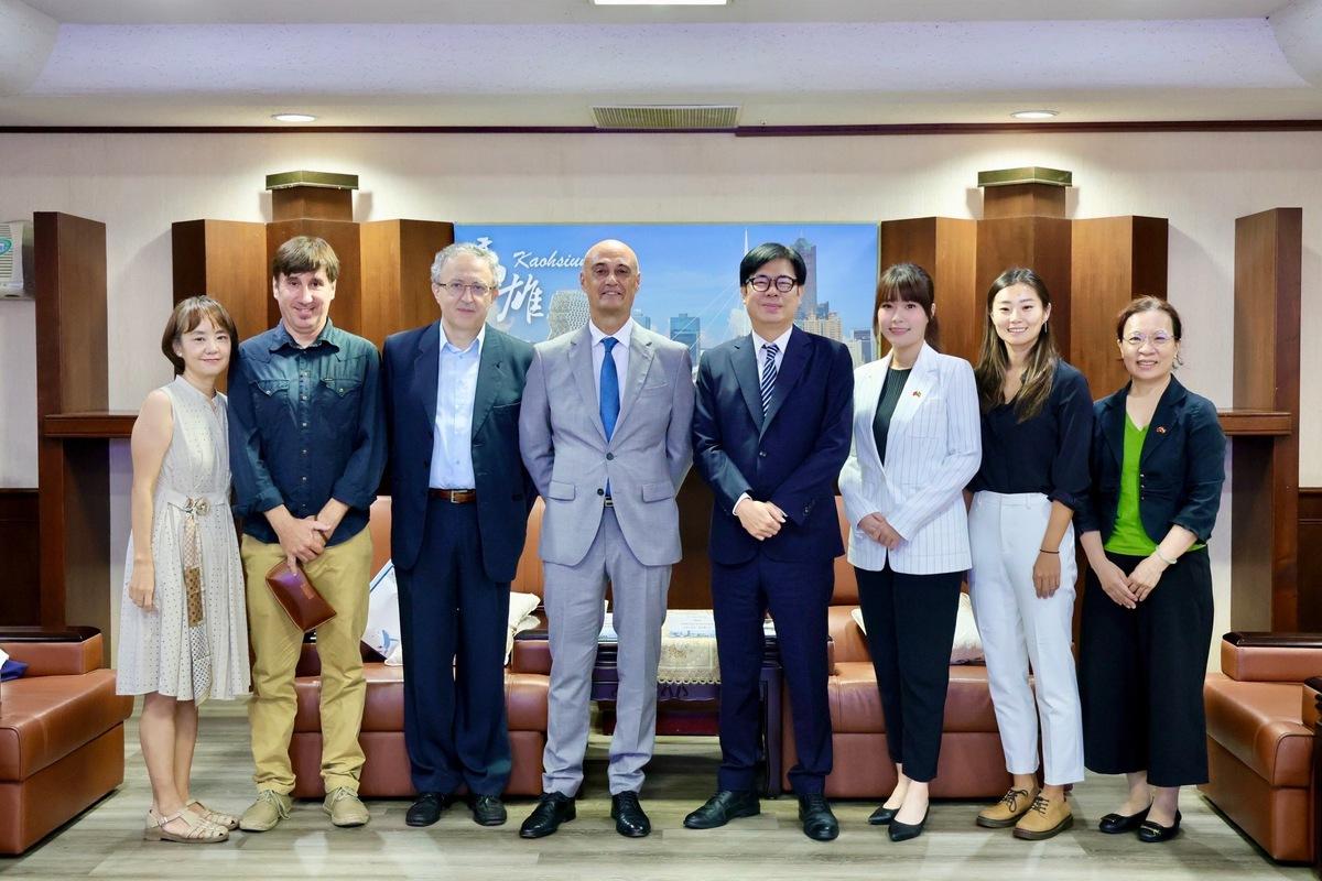 陳其邁(右四)率團隊接見Euba(左四)一行。 圖：高雄市行國處/提供