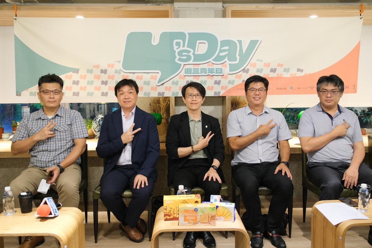 Y’s Day「週三青年日」今（26）日晚上舉辦第59場活動「鮭魚返鄉？台商全球布局如何打造經濟日不落國」，舞台上由左至右為蔡明芳、沈有忠、董思齊、洪浦釗、王國臣。 圖：Y’s Day「週三青年日」提供