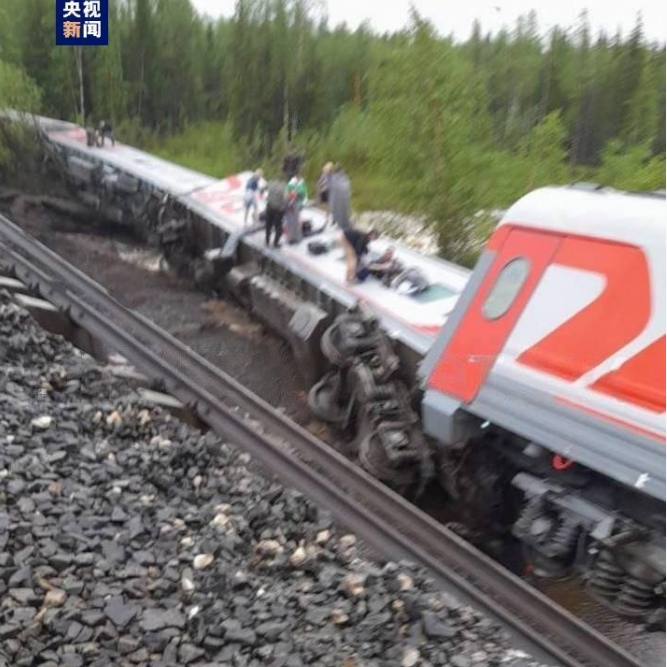 俄羅斯發生了一起列車脫軌事故，造成約 70 人受傷。當局稱事發後立即進行救援工作。 圖 : 翻攝自央視新聞