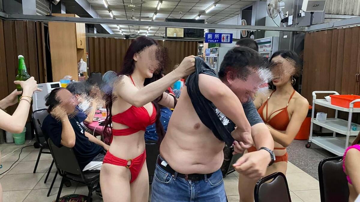 施姓教師直接上演脫衣秀。 圖：孫家銘翻攝