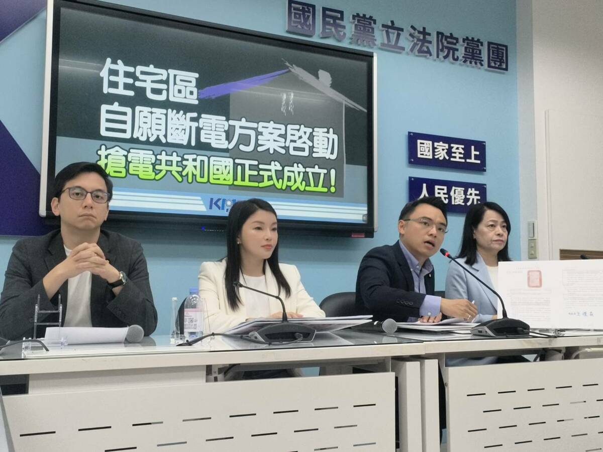 國民黨立法院黨團書記長洪孟楷（左二）揚言，國會針對重大弊案成立的調查小組，一定會針對超思進口雞蛋爭議。 圖：國民黨立法院黨團/提供