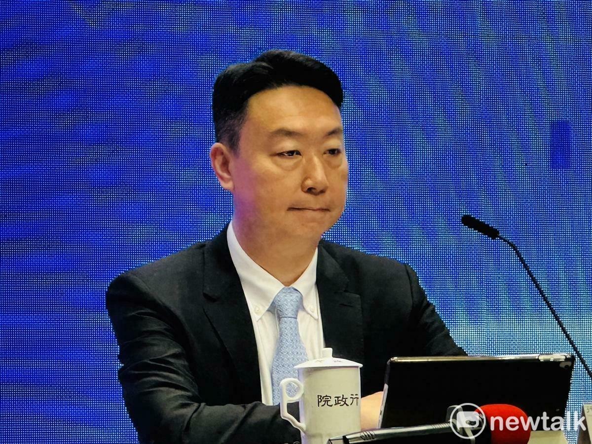 行政院發言人陳世凱今（27）天在行政院會後記者會中表示，政院預計下午2點半指派法規會主委沈淑妃及李荃和律師赴司法院向憲法法庭遞狀聲請釋憲及暫時處分。 圖：謝莉慧/攝