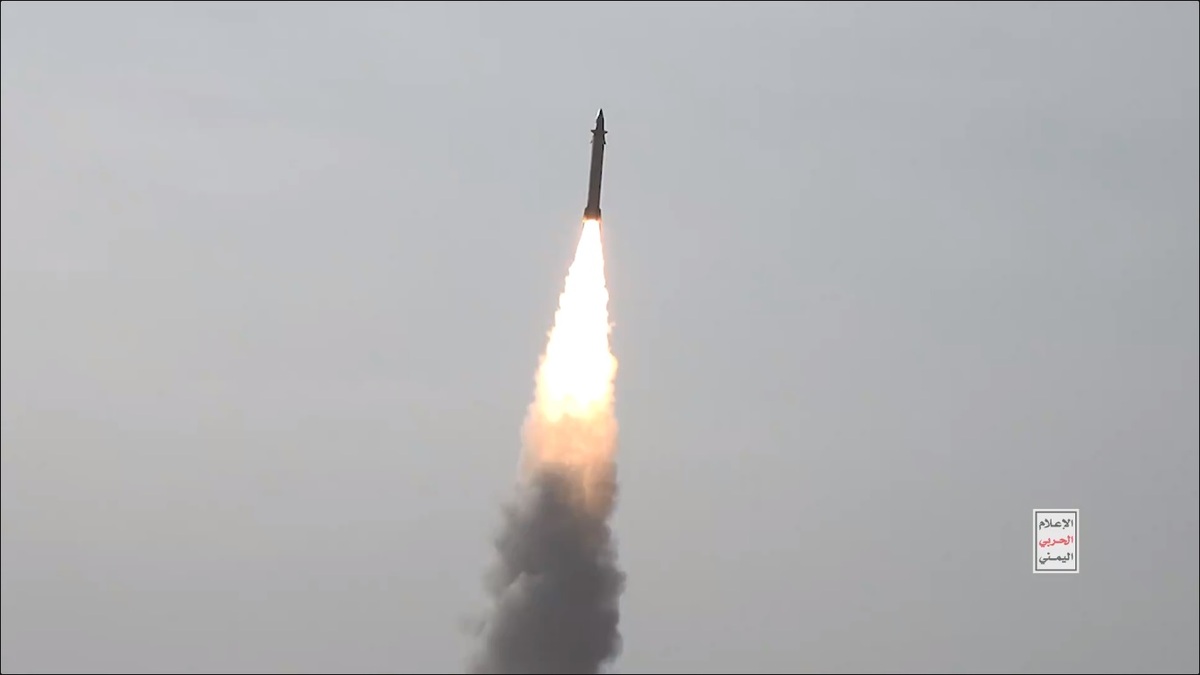 葉門胡塞武裝宣布成功自行研發高超音速導彈「哈特姆 -2 」，並用於攻擊以色列的船隻。但卻遭到許多中國網友嘲諷，認為這就是「阿拉丁神燈」存在的證據。 圖：擷取自 @MMY1444 X 分享影片