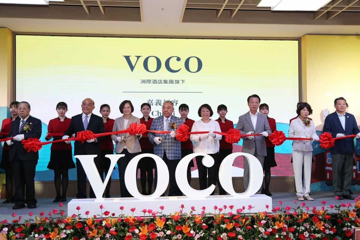前總統蔡英文、前閣揆蘇貞昌等藍綠政壇要角受邀出席嘉義voco福容飯店開幕活動。 圖：取自嘉義綠豆大小事臉書。