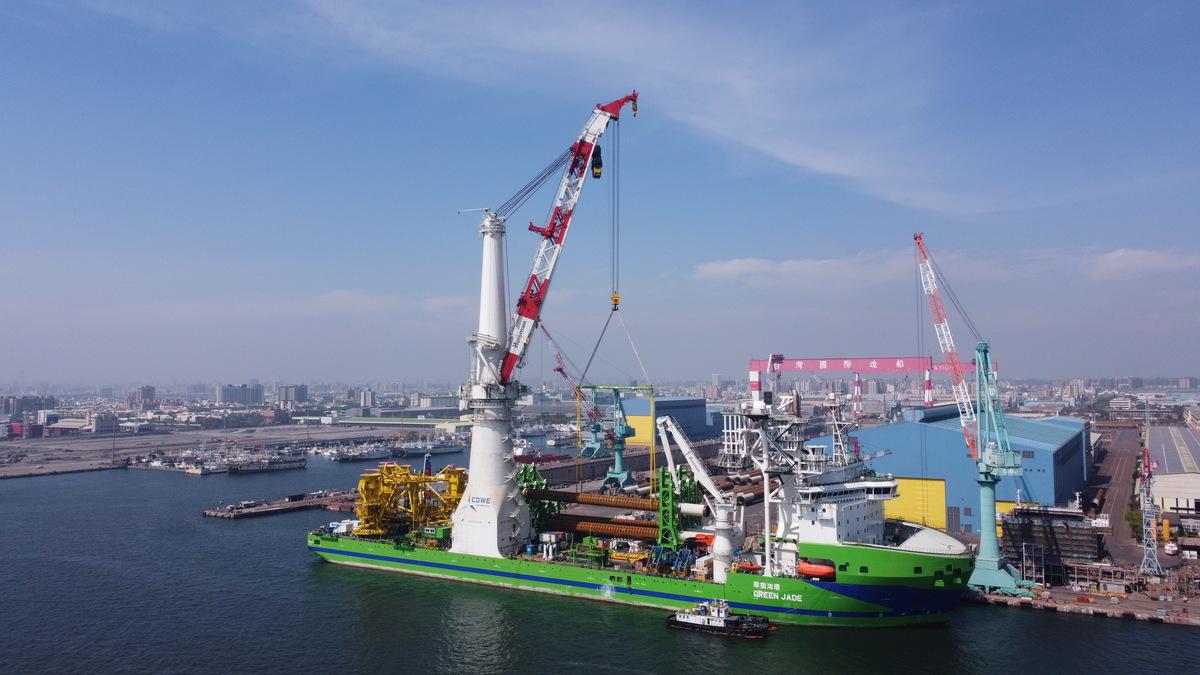 環海翡翠輪載運鋼管樁至離岸風場安裝。 圖：台船公司提供