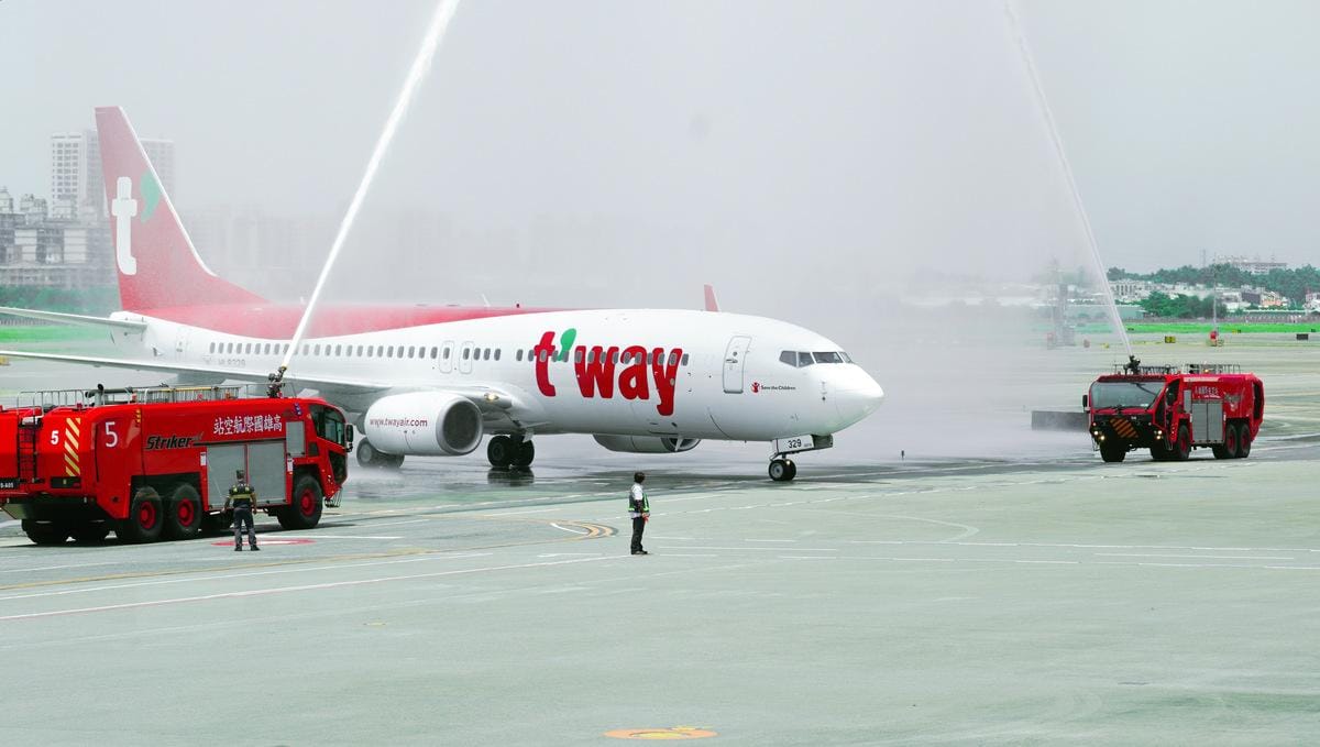 德威航空首爾金浦首航高雄國際機場。 圖：高雄市觀光局/提供