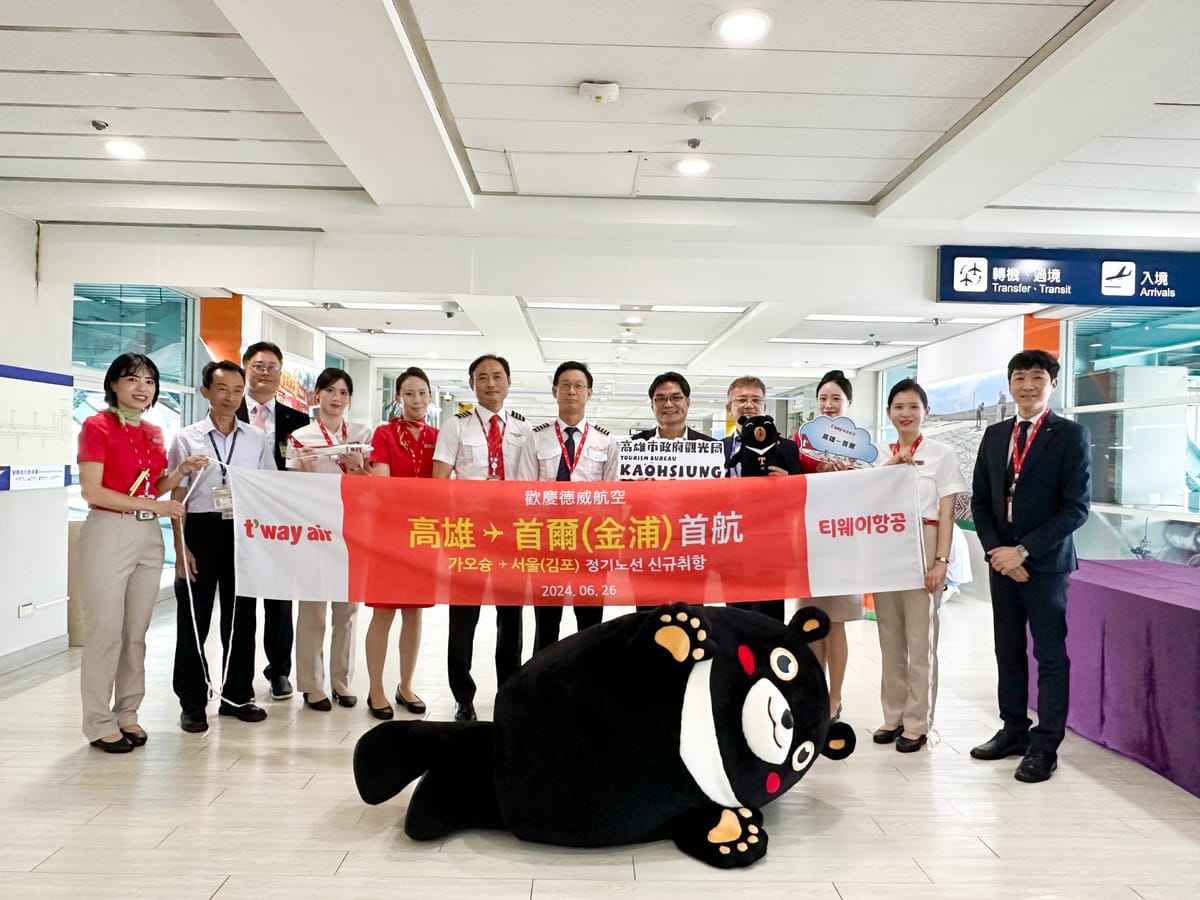 德威航空首爾金浦首航高雄班機機組員受到歡迎。 圖：高雄市觀光局/提供