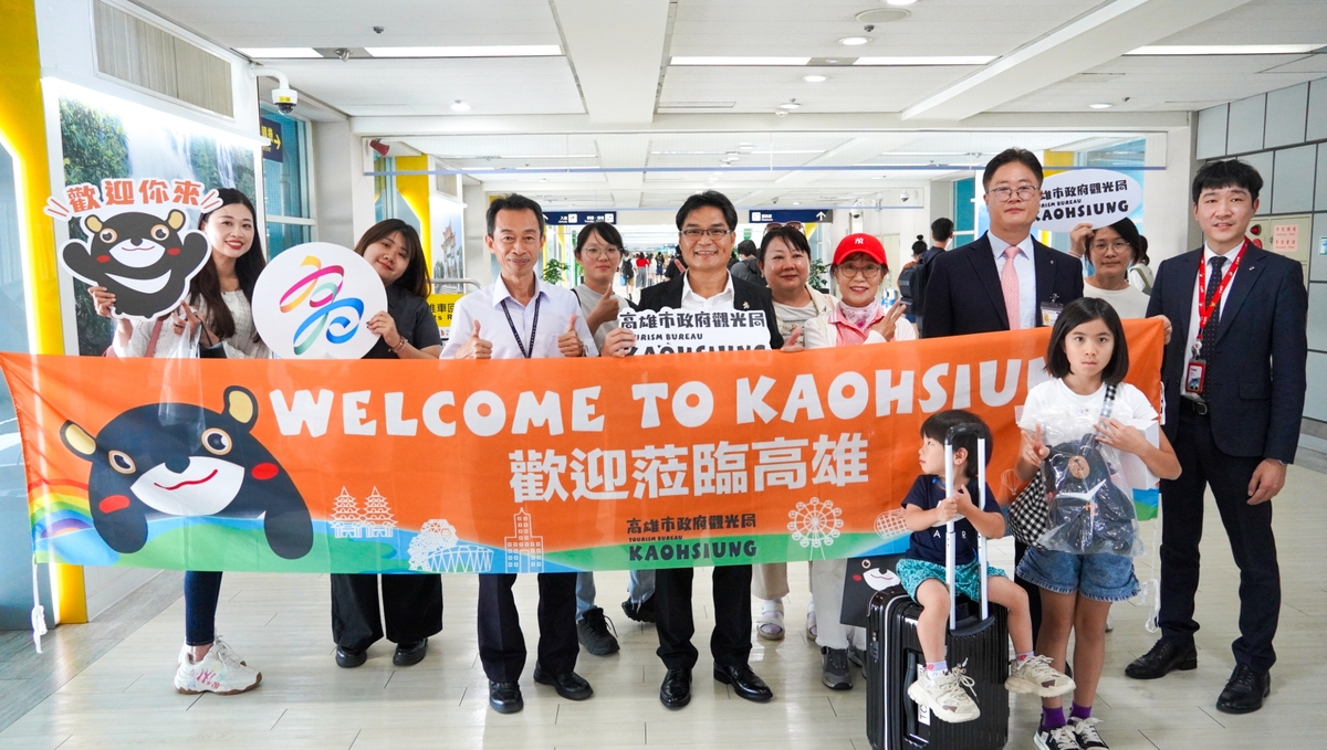 高市觀光局副局長孫春良(左五)與德威航空人員歡迎韓籍旅客。 圖：高雄市觀光局/提供