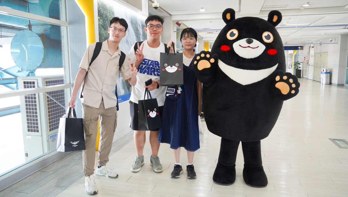 高雄觀光大使高雄熊歡迎來自韓國的遊客。 圖：高雄市觀光局/提供