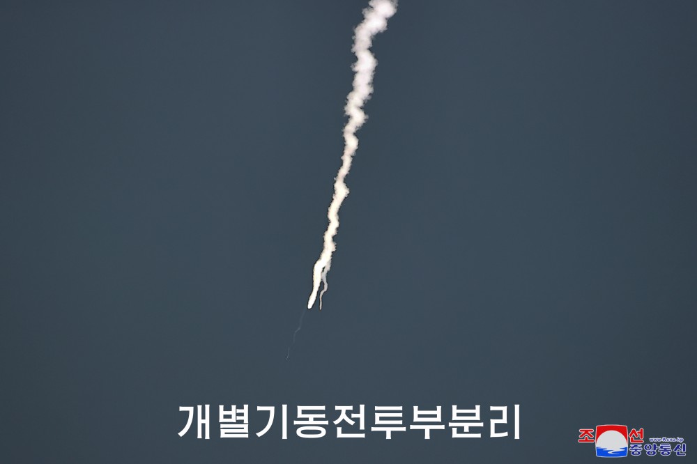 北韓宣稱「個別機動戰鬥部分離及導引試驗」，3個分離彈頭精準命中目標。 圖：翻攝朝中社