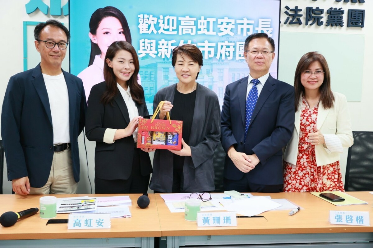 新竹市長高虹安今日回娘家，率市府團隊及議員拜會立院民眾黨團商討財劃法修法事宜。 圖：立法院民眾黨團/提供