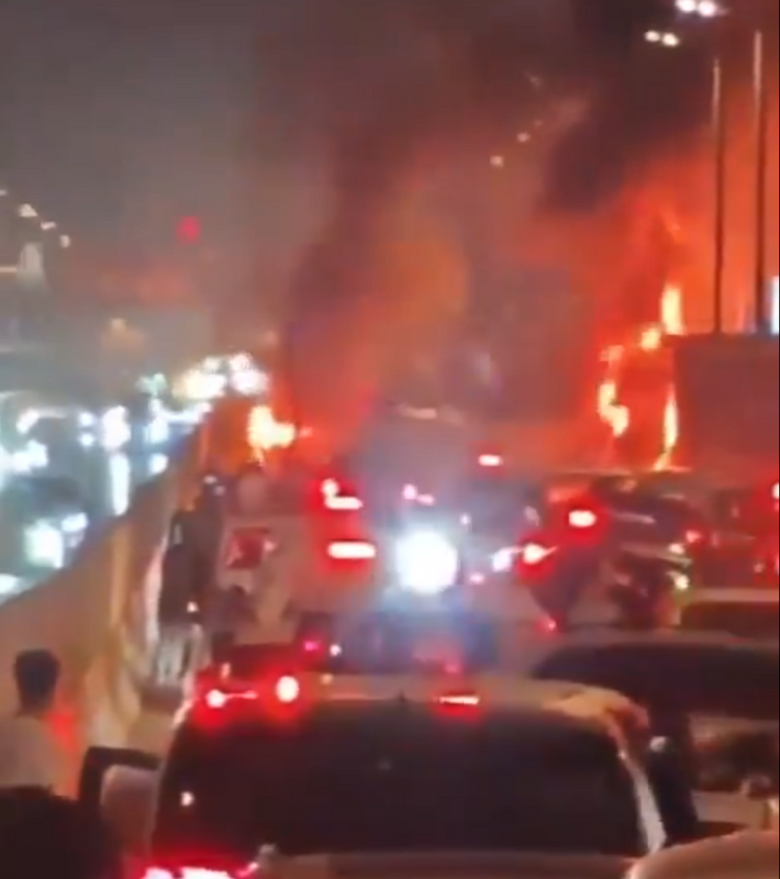 中國某處路上大塞車時，一輛比雅迪電動車發生自燃，連帶把旁邊 6 輛車都燒了。 圖：翻攝自德潤傳媒 X（前推特）帳號