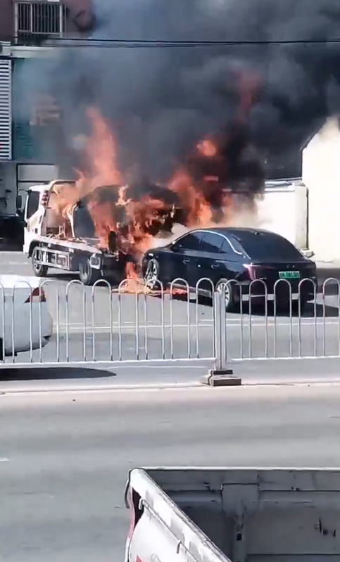 救援車將 2 輛車拖走準備回 4S 店的途中，一電動車發生自燃，導致包括救援車在內的 3 輛車全部燒毀。 圖：翻攝自羅翔 X（前推特）帳號