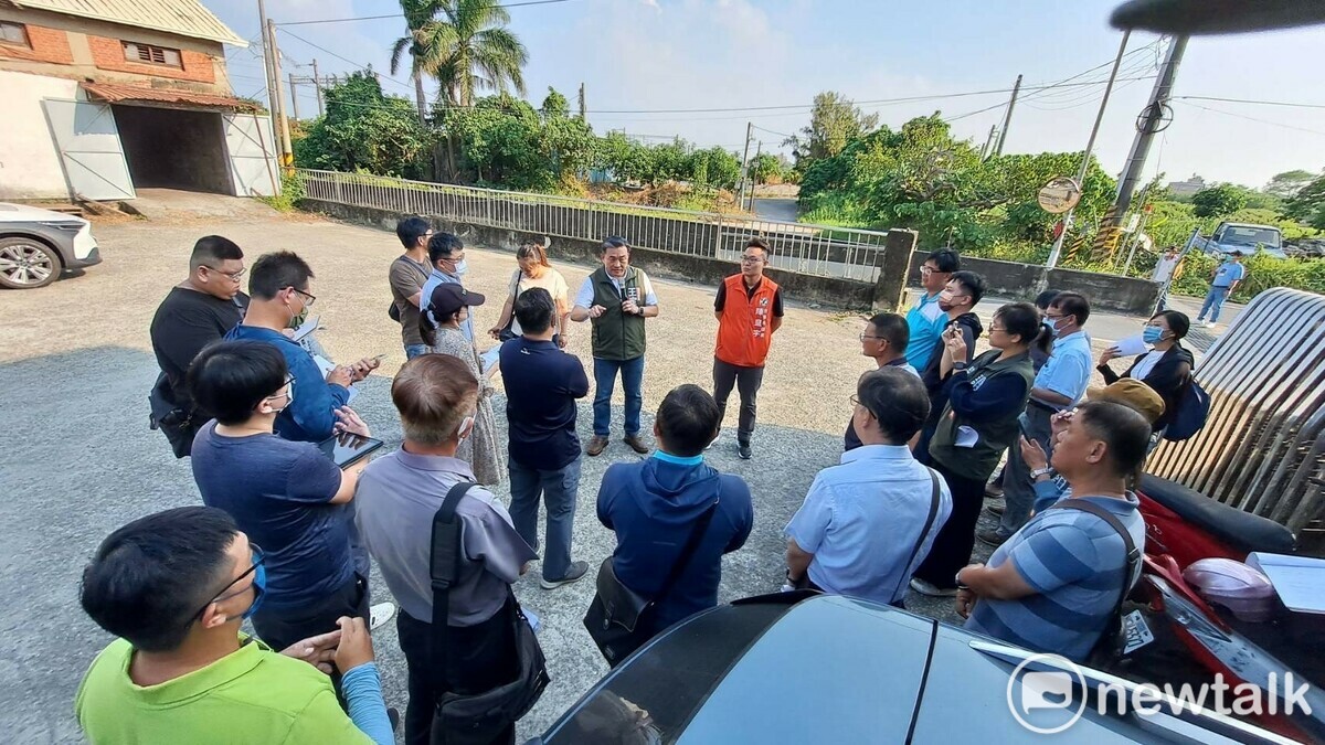 台南仁德保安路因與台鐵潭稅橋交錯，橋下雙邊涵洞高低落差大且寬窄不一，常有汽車逆向行駛，去年9月更造成一起死亡車禍。立委王定宇今日邀集主管機關會勘時當場宣布，他向內政部國土管理署爭取到1,000萬元工程改善經費，預計7月開始動工，力拚年底完工通車。 圖：王定宇服務處提供