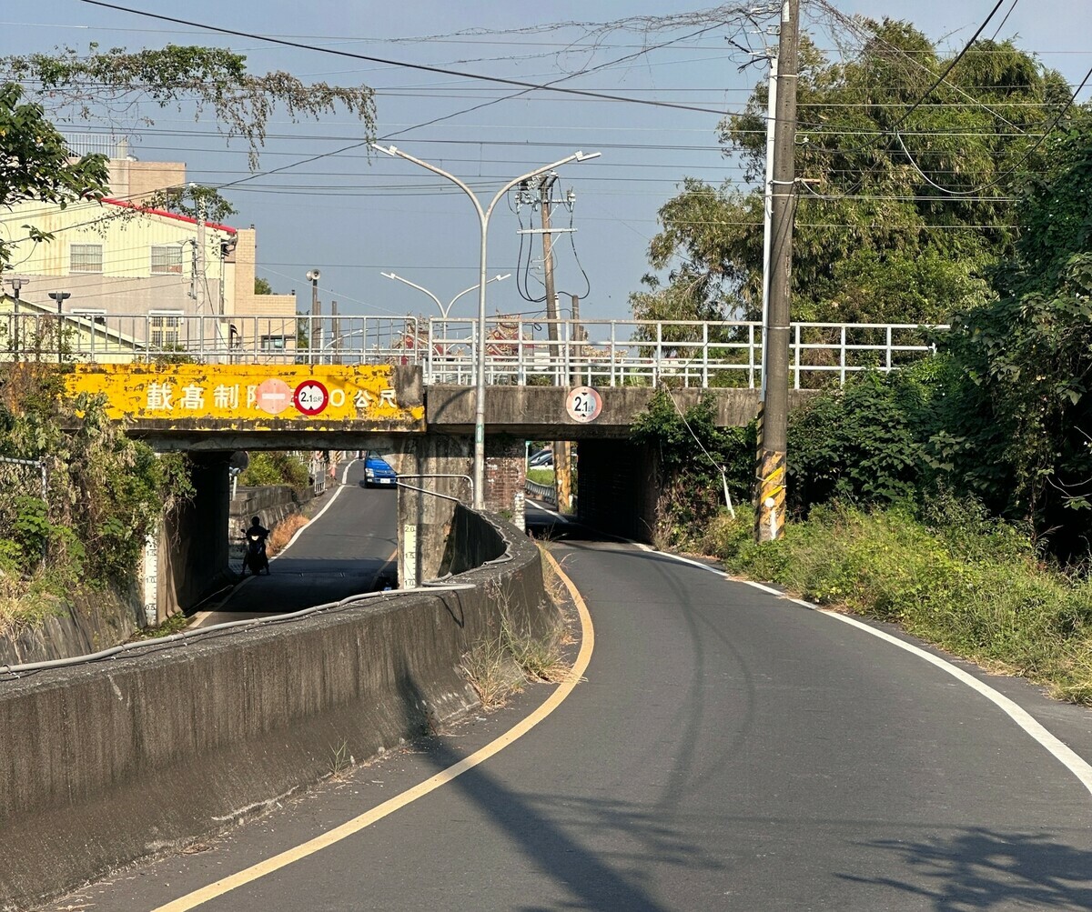 台南仁德保安路因與台鐵潭稅橋交錯，橋下雙邊涵洞高低落差大且寬窄不一，常有汽車逆向行駛，去年9月更造成一起死亡車禍。 圖：王定宇服務處提供