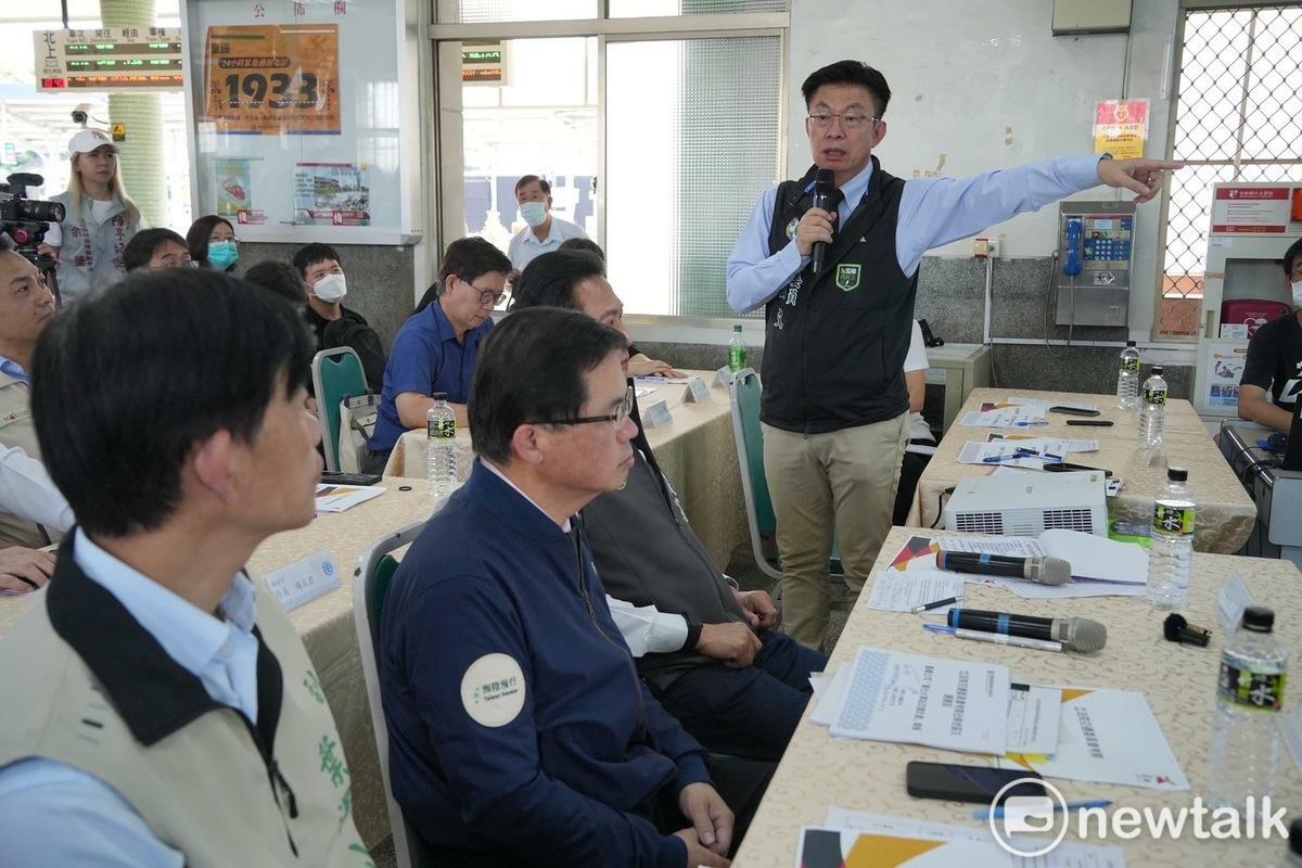 立委林俊憲率立法院交通委員會，邀請曾任台南市代理市長的交通部長李孟諺會勘南科地區交通計畫，選區立委郭國文全程參與，與會人士宣佈將積極推動三項計劃：善化隆田火車站改建、烏橋中路跨溪大橋、國道八號/西港大橋改善取得進展。 圖：郭國文服務處提供