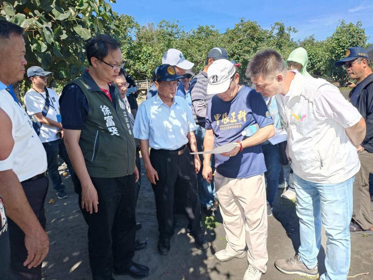 鎮海公園海灘浪襲沙地流失恐影響東港迎王，民進黨立委徐富癸要求第七河川分署協助補沙。 圖：徐富癸辦公室/提供