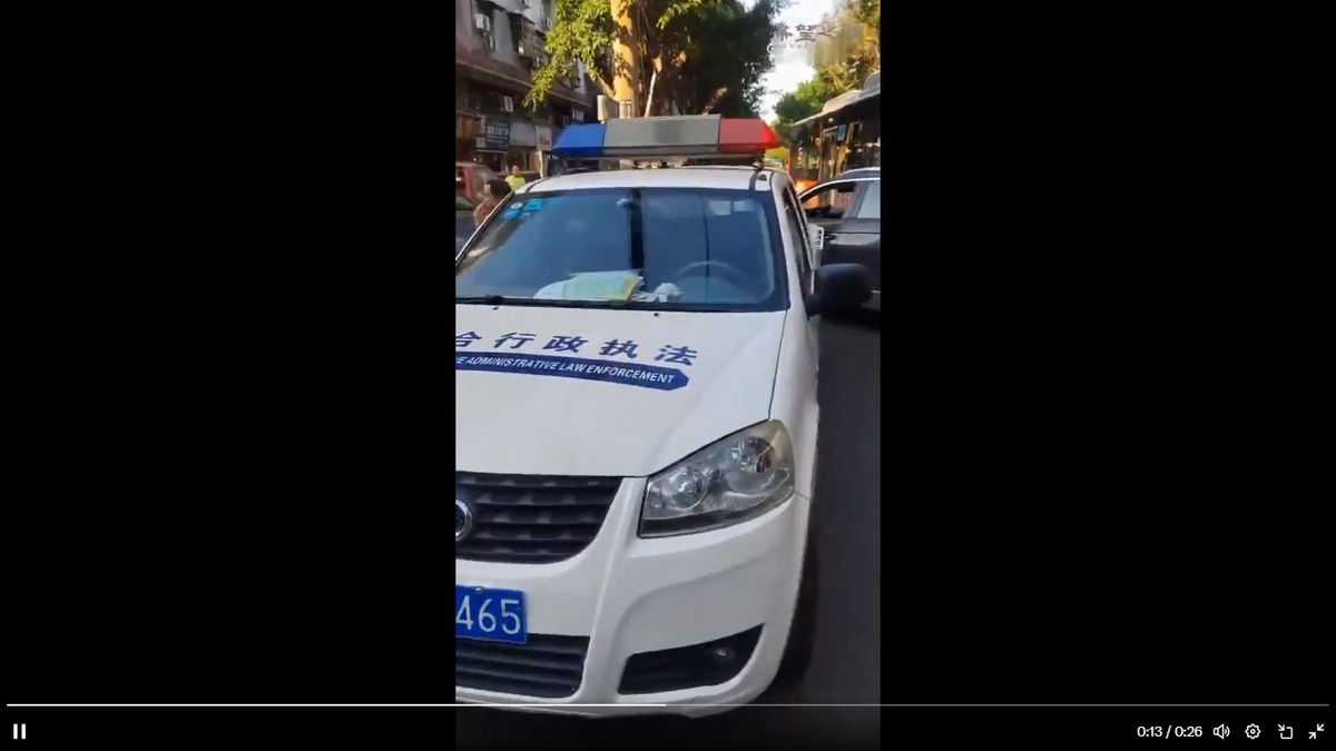 中國城管長期欺壓民眾，近期有消息稱四川省南充市的城管將執法車直接停在路中間，癱瘓當地的交通。 圖：擷取自 @SoundOfHope_SOH X 分享影片