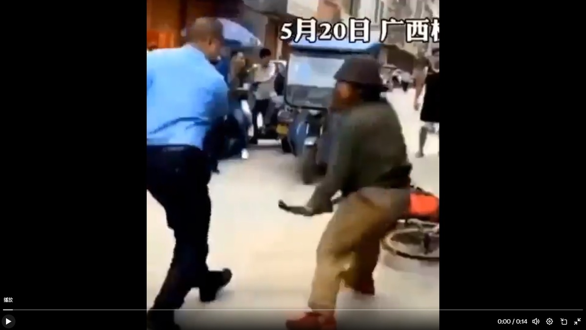 廣西省一名商販因不滿長期遭受城管欺壓，舉刀進行反抗。 圖：擷取自 @DXDWX999 X 分享影片