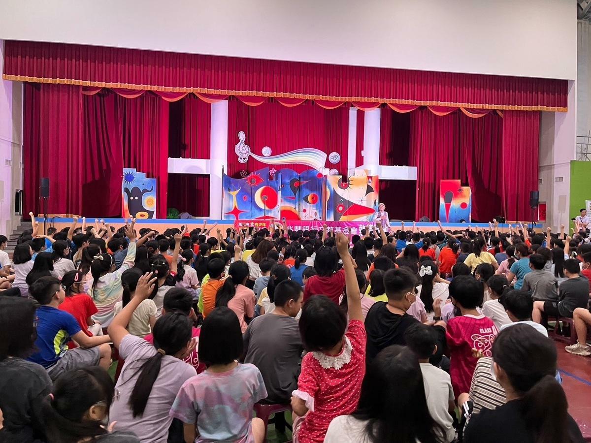 紙風車劇團今（27）天於國小演出反毒戲劇《你平安我快樂》。 圖：高雄市政府毒品防制局提供