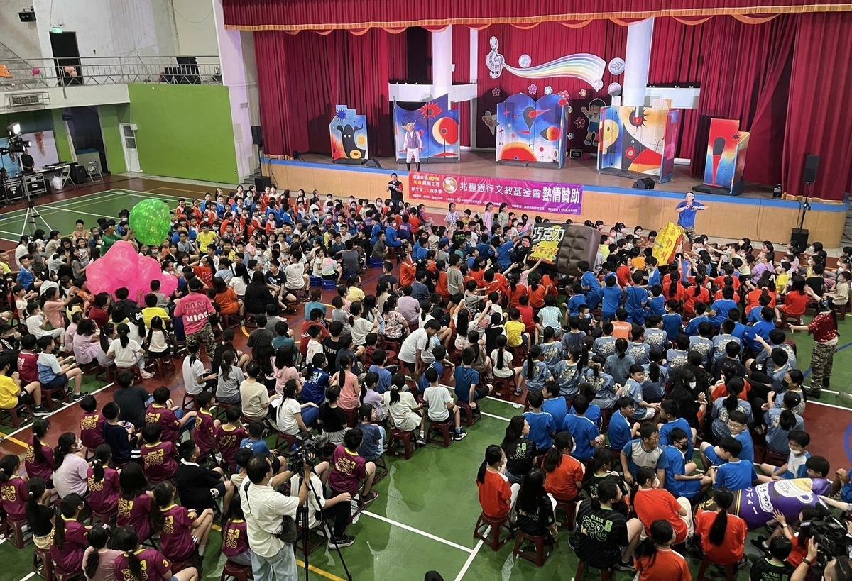 紙風車劇團今（27）天於國小演出反毒戲劇《你平安我快樂》。 圖：高雄市政府毒品防制局提供