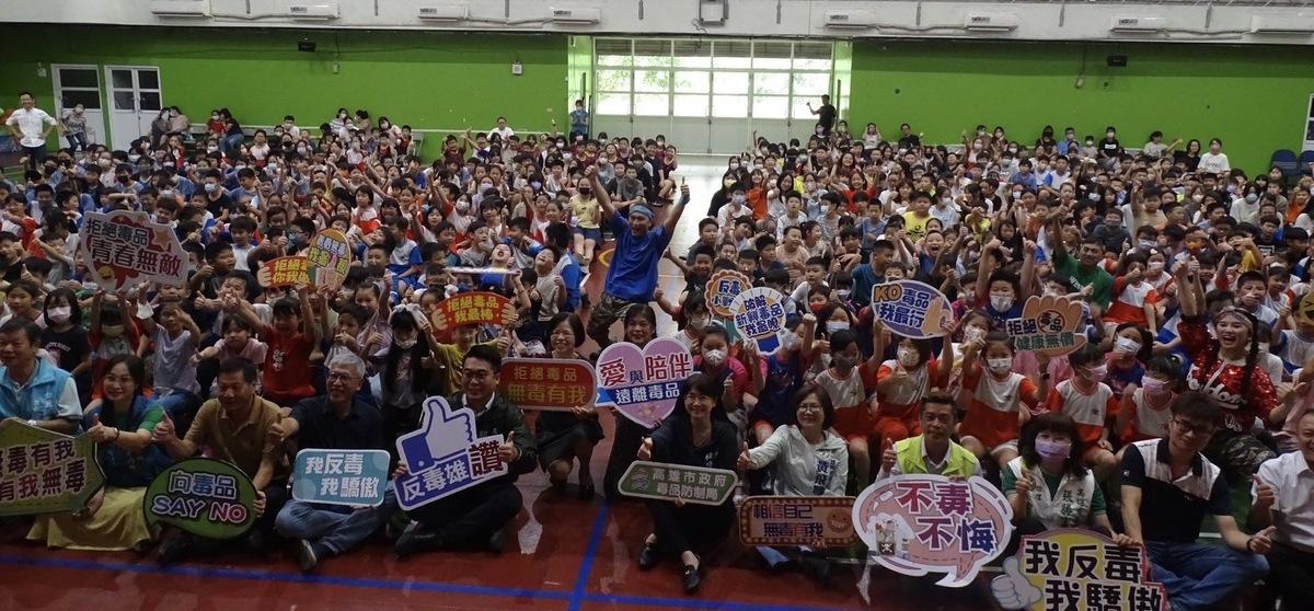 紙風車劇團今（27）天於國小演出反毒戲劇《你平安我快樂》。 圖：高雄市政府毒品防制局提供