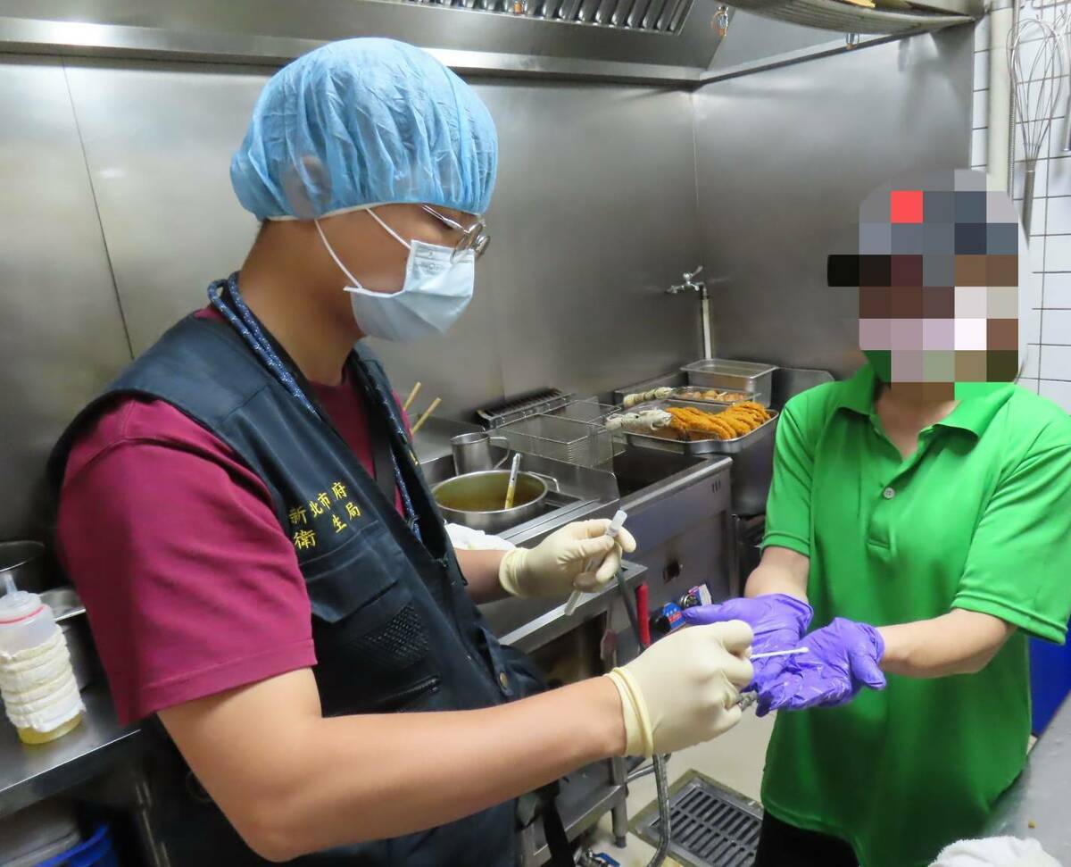 新北衛生局人員稽查遠雄鴻屋咖哩。 圖：新北市衛生局/提供