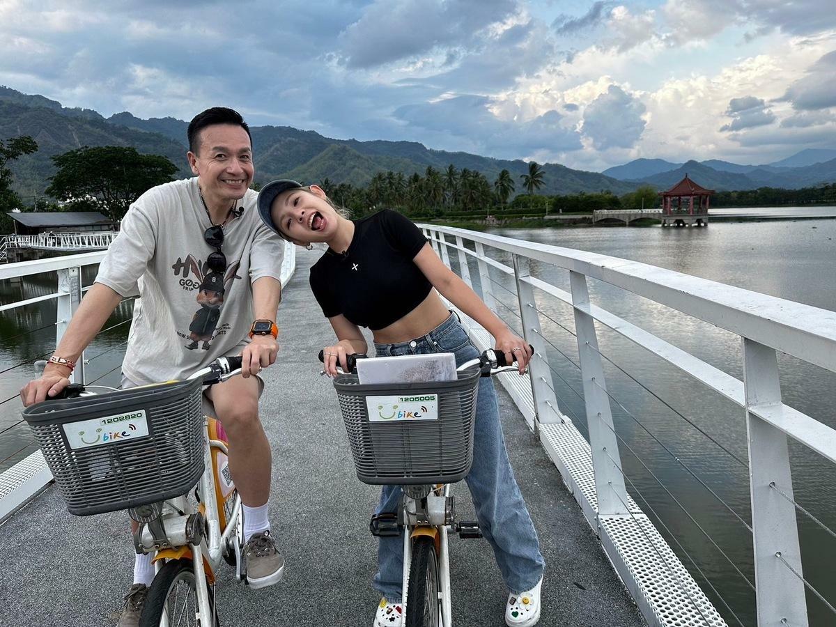 藝人小鐘(左)、鮪魚深入客家庄，介紹美濃七彩自行車道。 圖：高雄市新聞局/提供