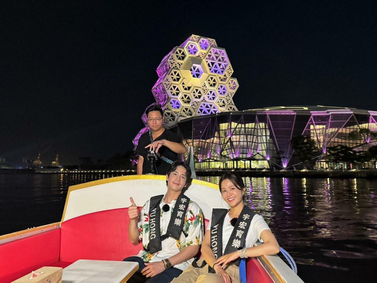 金鐘主持人吳怡霈（前排右起)、松野高志搭乘愛河的貢多拉船。 圖：高雄市新聞局/提供