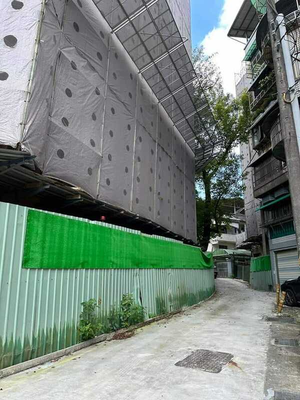 林宛姿指連工地圍籬也有人工草皮，直呼：「這樣貼一條我也不懂什麼意思」。 圖：翻攝自林宛姿臉書
