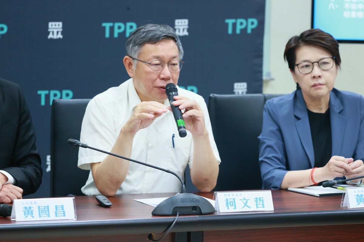 柯文哲表示，不贊成提高罷免門檻，但連署程序應修改。王義川直言，民眾黨主張連署需附身分證影本，這個門檻更高，民眾黨是在操作，在第二階段連署就不會過，要讓罷免連成案的機會都沒有。 圖：民眾黨團/提供（資料照）