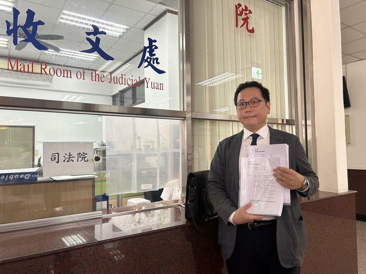 總統賴清德委由律師洪偉勝向司法院遞交釋憲聲請書。 圖：總統府／提供