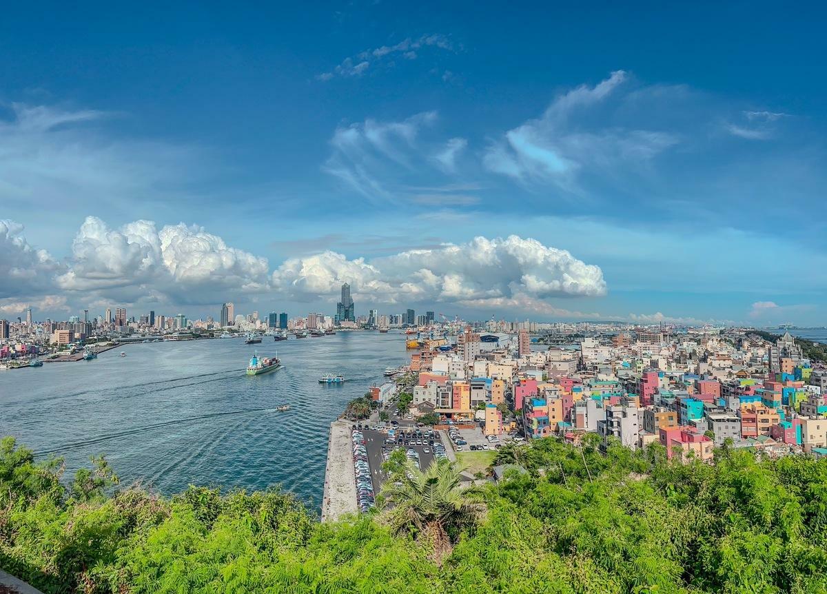 從旗津燈塔俯瞰彩色屋一覽無遺。 圖：高雄市觀光局/提供