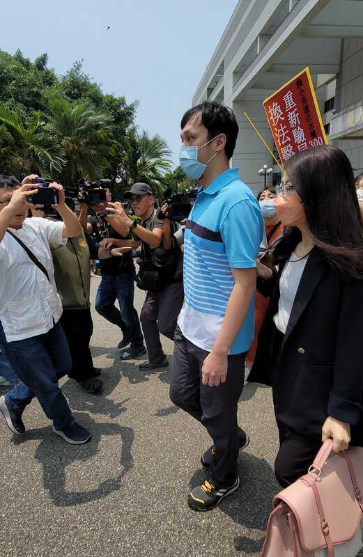 台中地院18日針賴姓高中母親所提婚姻無效之訴進行一審宣判，並宣告賴姓高中生與夏男婚姻關係無效，這也意味著夏男將失去賴姓高中生五億元遺產繼承權。 翻攝自「五億高中生 要真相.討公道」臉書社團（資料照）