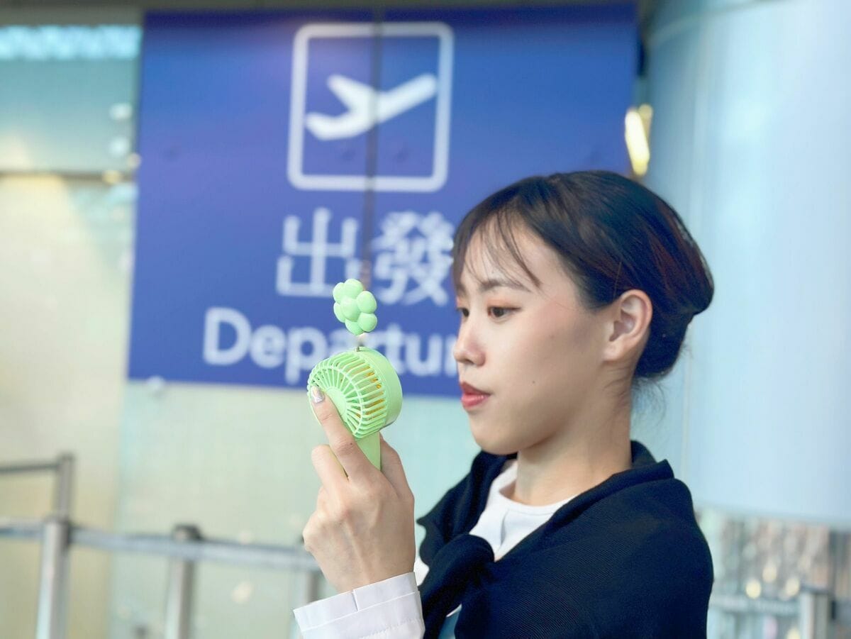 由於天氣炎熱，不少民眾會攜帶手持式電風扇，桃機表示，「含有鉛酸電池」是禁止託運跟手提攜帶上機。 圖：桃園機場公司／提供