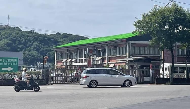 苦苓喊話楊寶楨，不要攪和罷免了，推廣一下謝國樑的「人工草皮」政策吧，例如圖中這間人工草皮屋頂的派出所。 圖：取自苦苓臉書