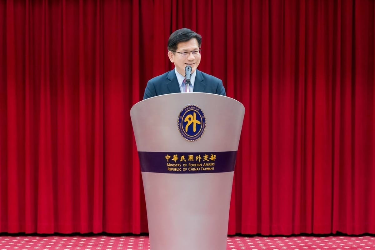 外交部長林佳龍頒發上半年工作績優人員、模範公務員、外交專業及外交服務獎章。 圖：翻攝自林佳龍臉書