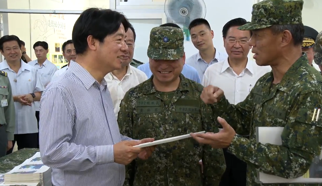 總統賴清德前往台中成功嶺營區視導，並收到44年前的結訓成績單。 圖：總統府提供