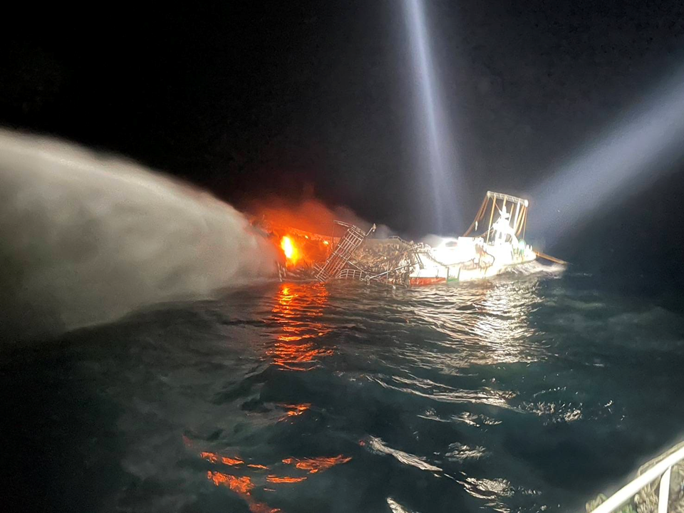 台籍「金旺興」漁船於彭佳嶼北 18 浬處發生火燒船事故 圖：海巡署 提供
