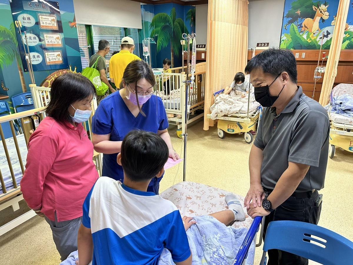 屏縣府派員至醫院關心疑似食物中毒學童。 圖：屏果縣政府/提供