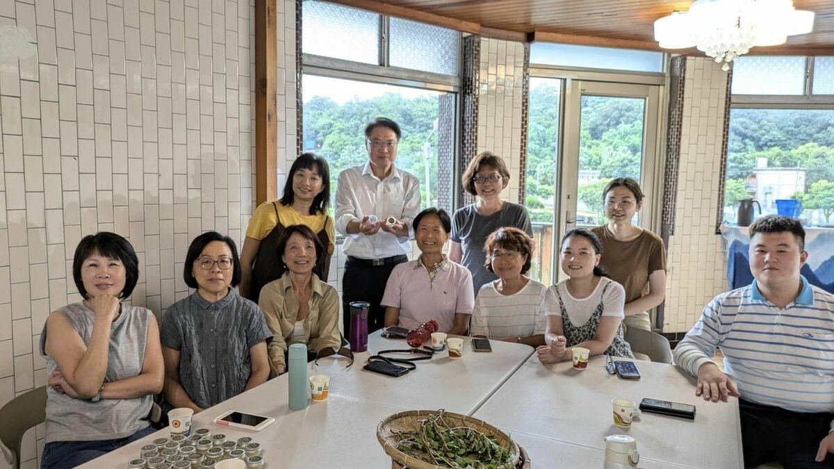 民進黨秘書長林右昌趁行程空檔，赴位在新北雙溪的翫雙溪書苑與眾人交流。 圖：翻攝自林右昌臉書